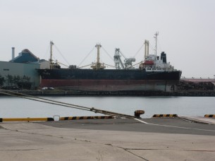 仙台港の陸地に押し流された船