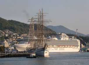 帆船（日本丸）とダイヤモンド・プリンセス