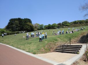 稲佐山公園で楽しむ小学生