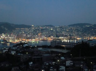 稲佐山中腹から18時27分撮影した長崎港