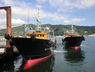 以西底引き網漁業に出港する漁船