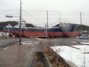 気仙沼市内陸地に押し上げられた大型船