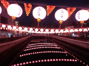 銅座川新地橋付近の桃色ランタン(中国提灯）